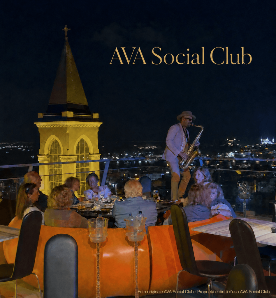 Gruppo di adulti riunito a un tavolo su una terrazza di Istanbul durante una serata con musica dal vivo.